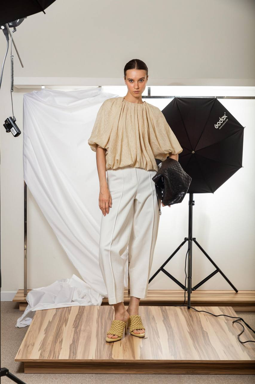 

Beige blouse with a reaper effect CO