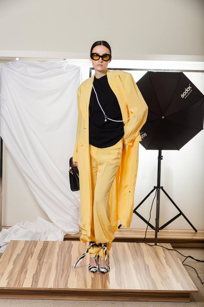 

Black top with drape Solotre