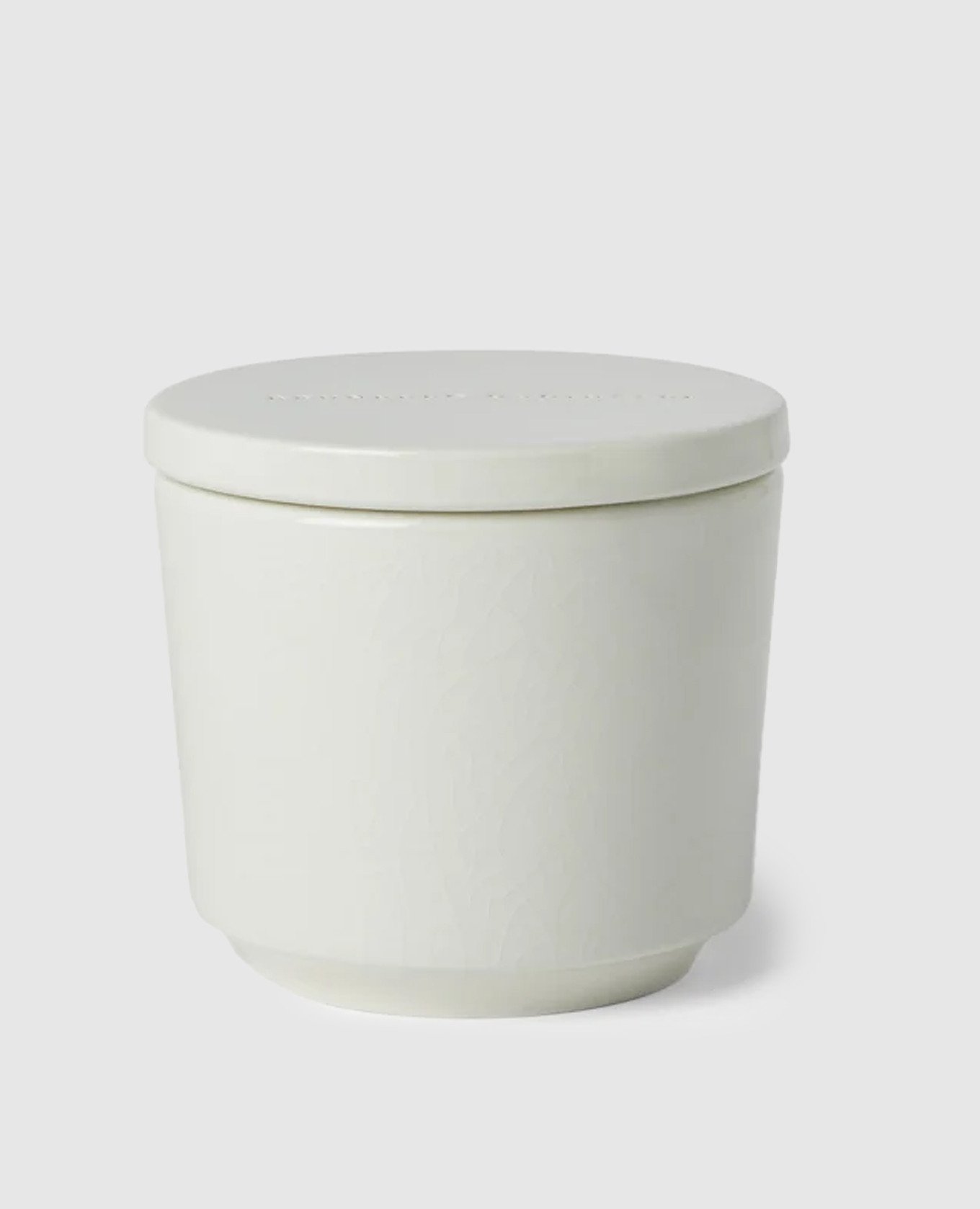 

A candle in a ceramic candle holder with a crackle effect with the aroma of white tea Brunello Cucinelli