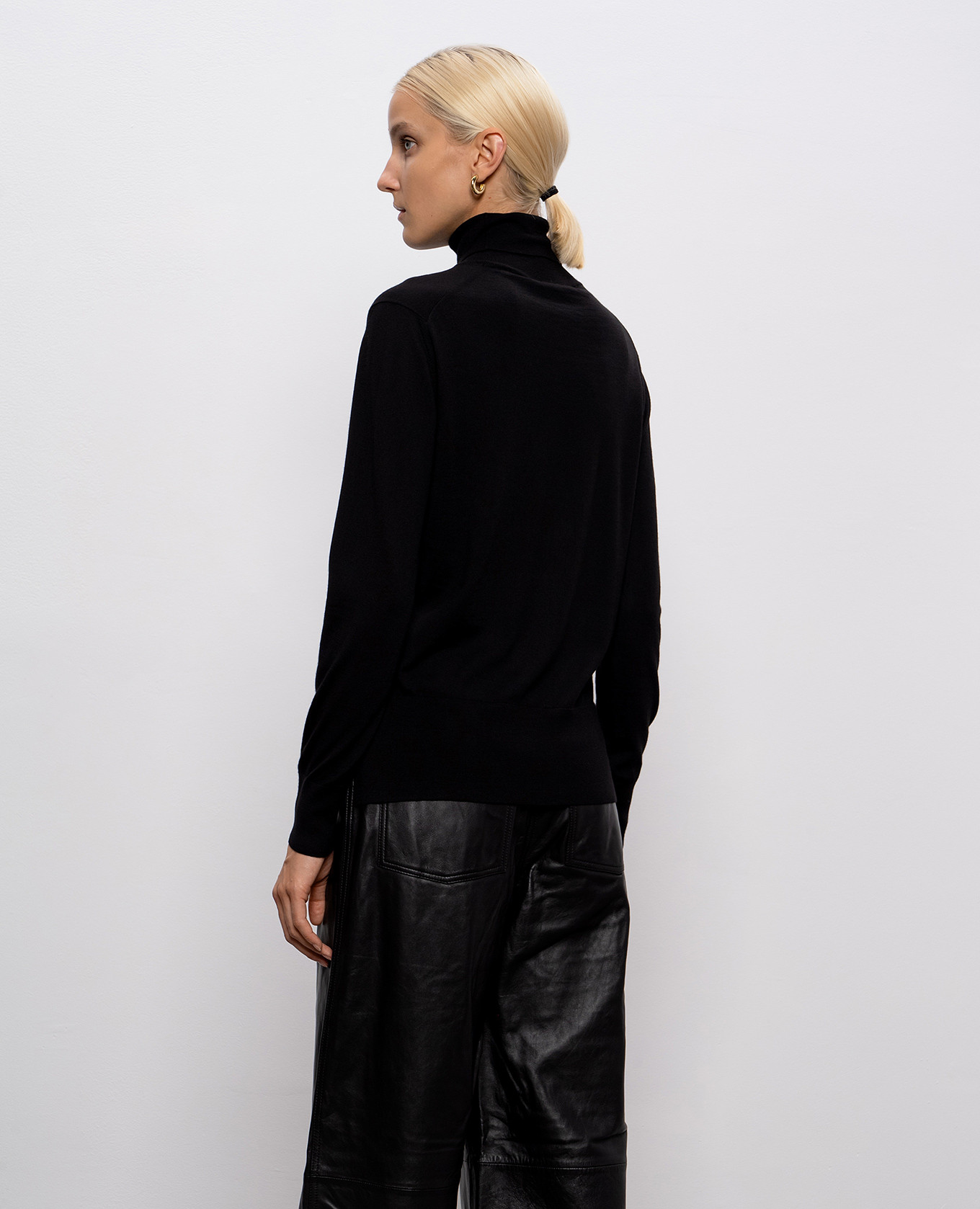 

Black wool turtleneck NATALY MooRER