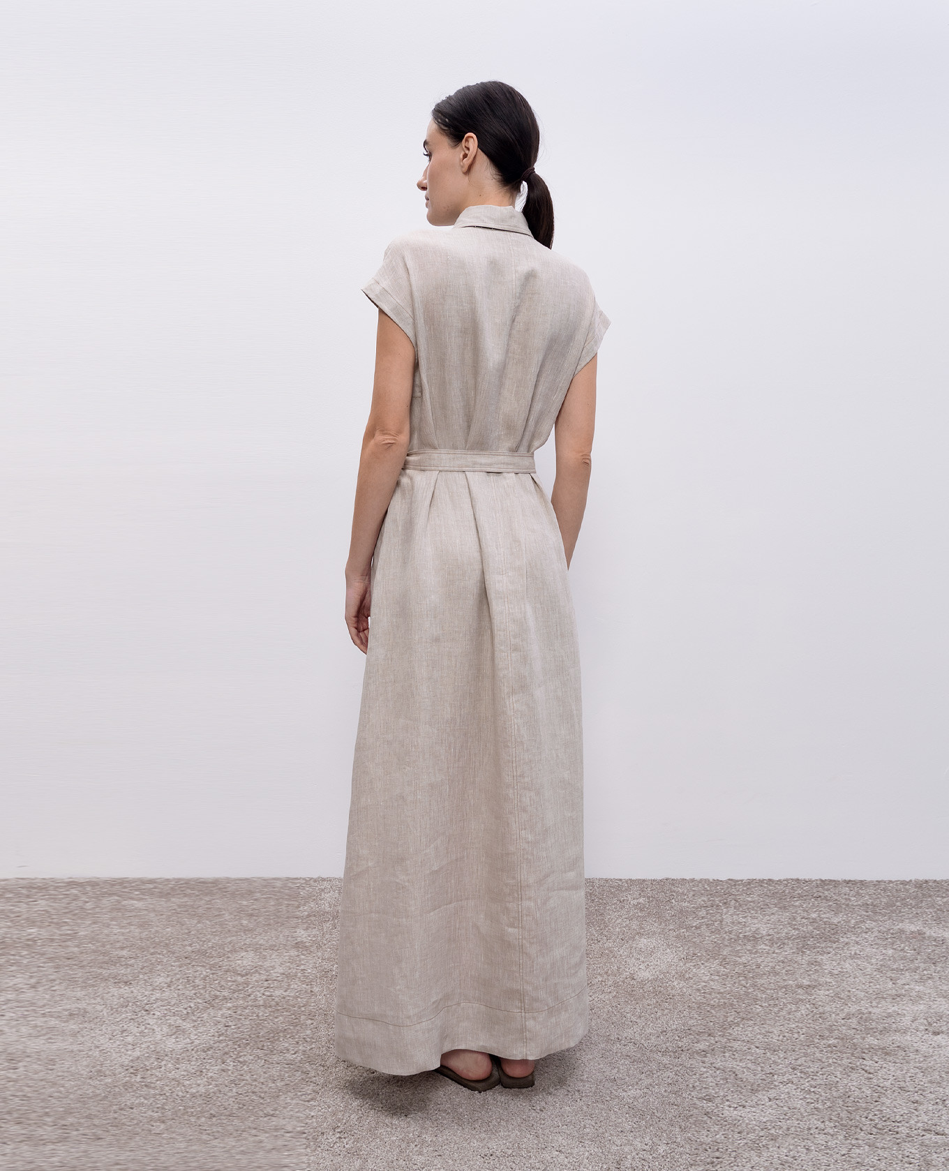 Beige linen maxi dress with monil chain Brunello Cucinelli 4