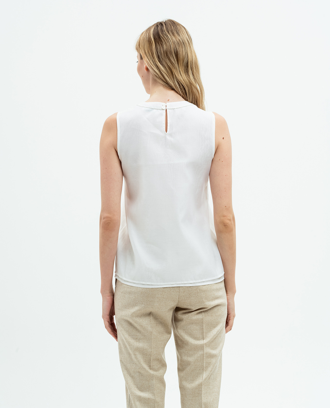 White silk top with monil chain Peserico 4