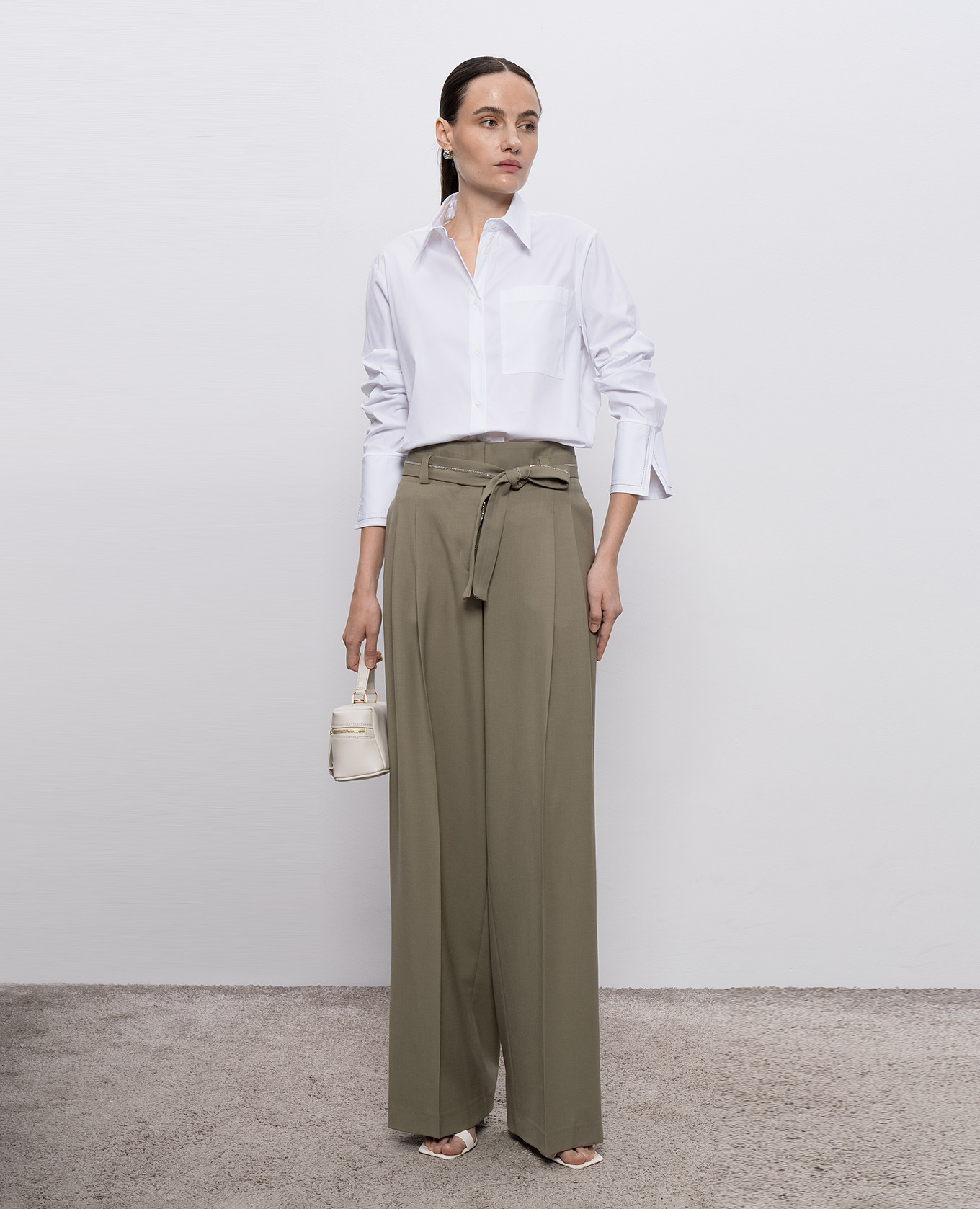 

White straight-cut shirt with a monil chain Peserico