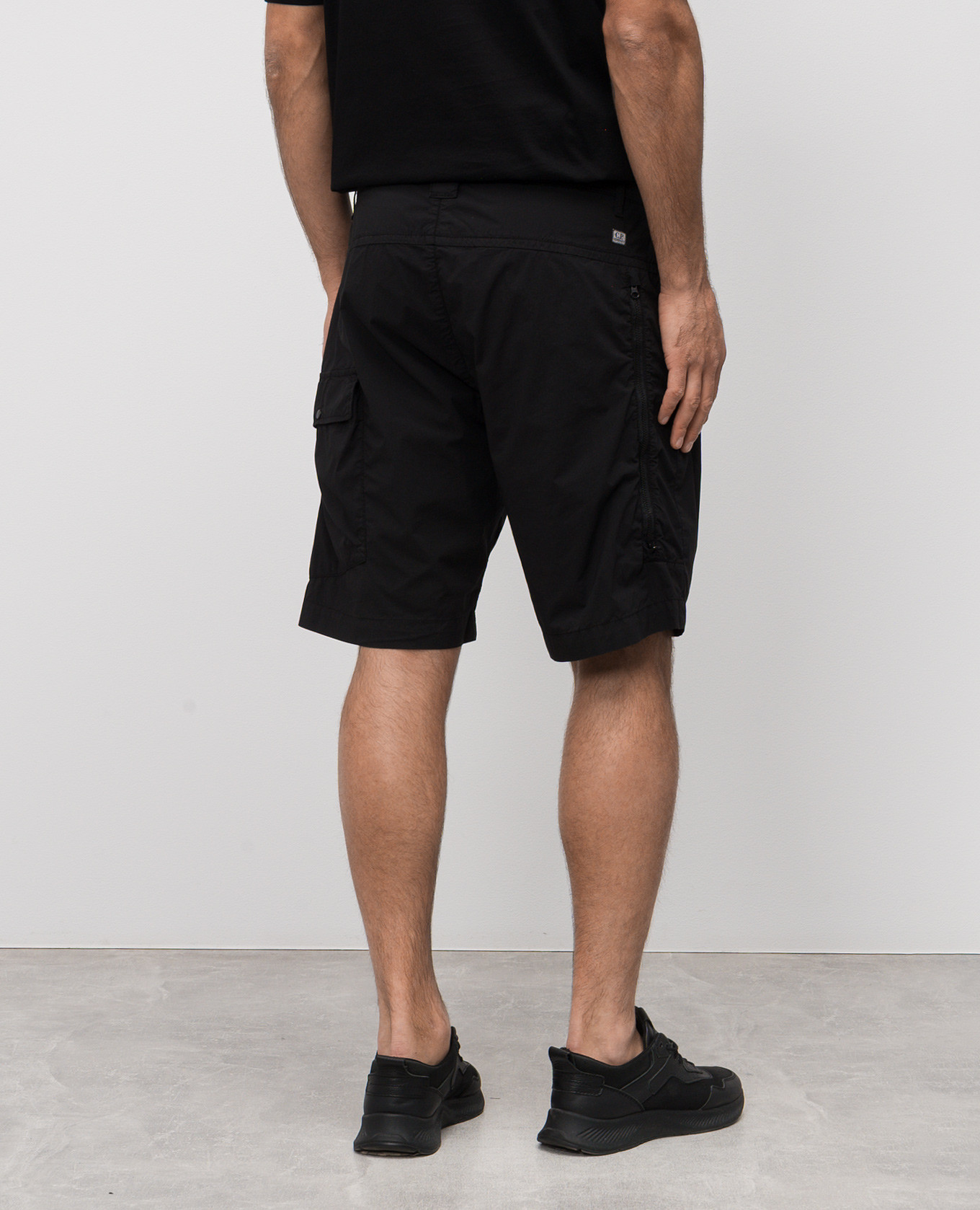 

Black cargo shorts with logo C.P. Company