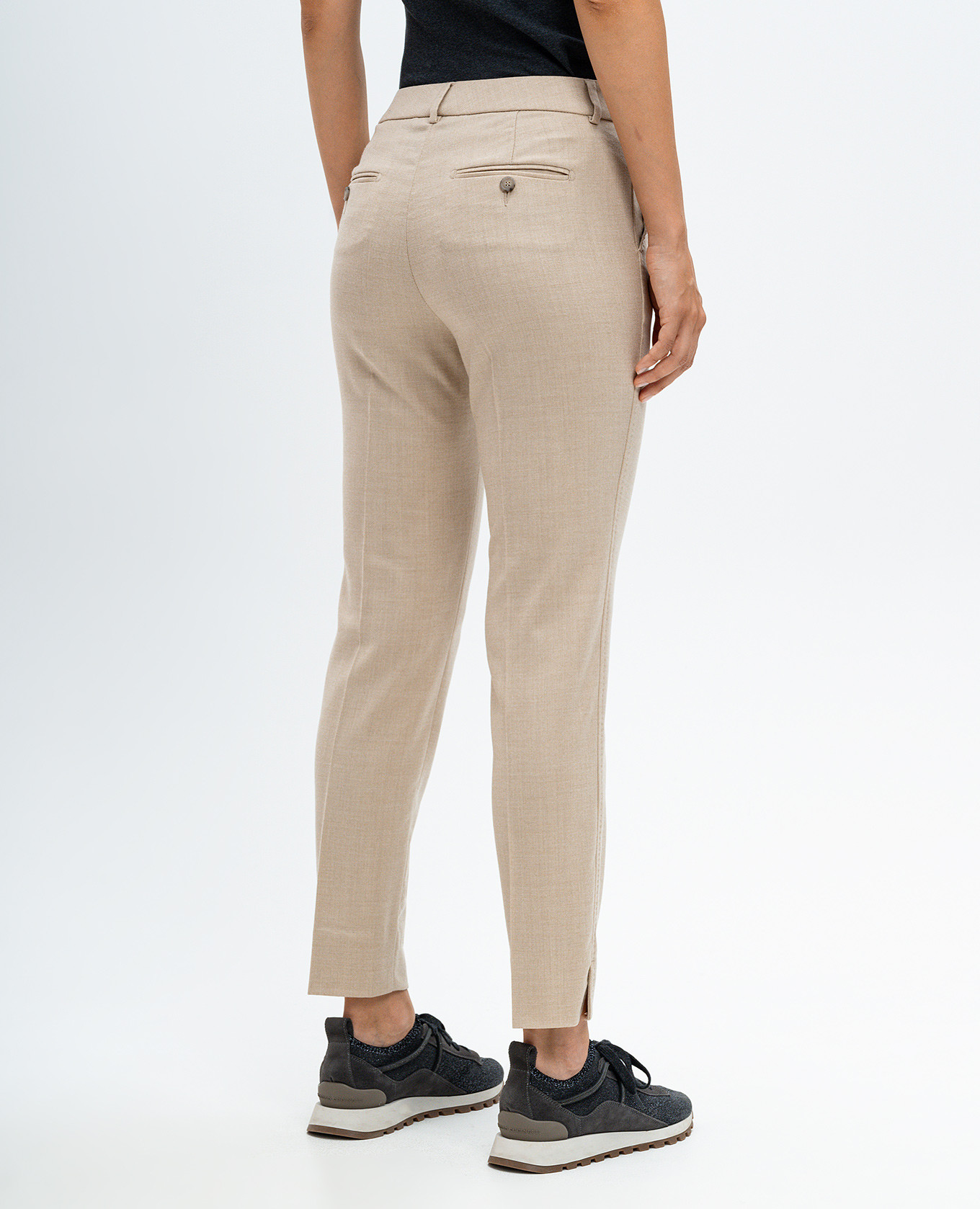 

Beige pants made of wool and cashmere with a branded patch Peserico