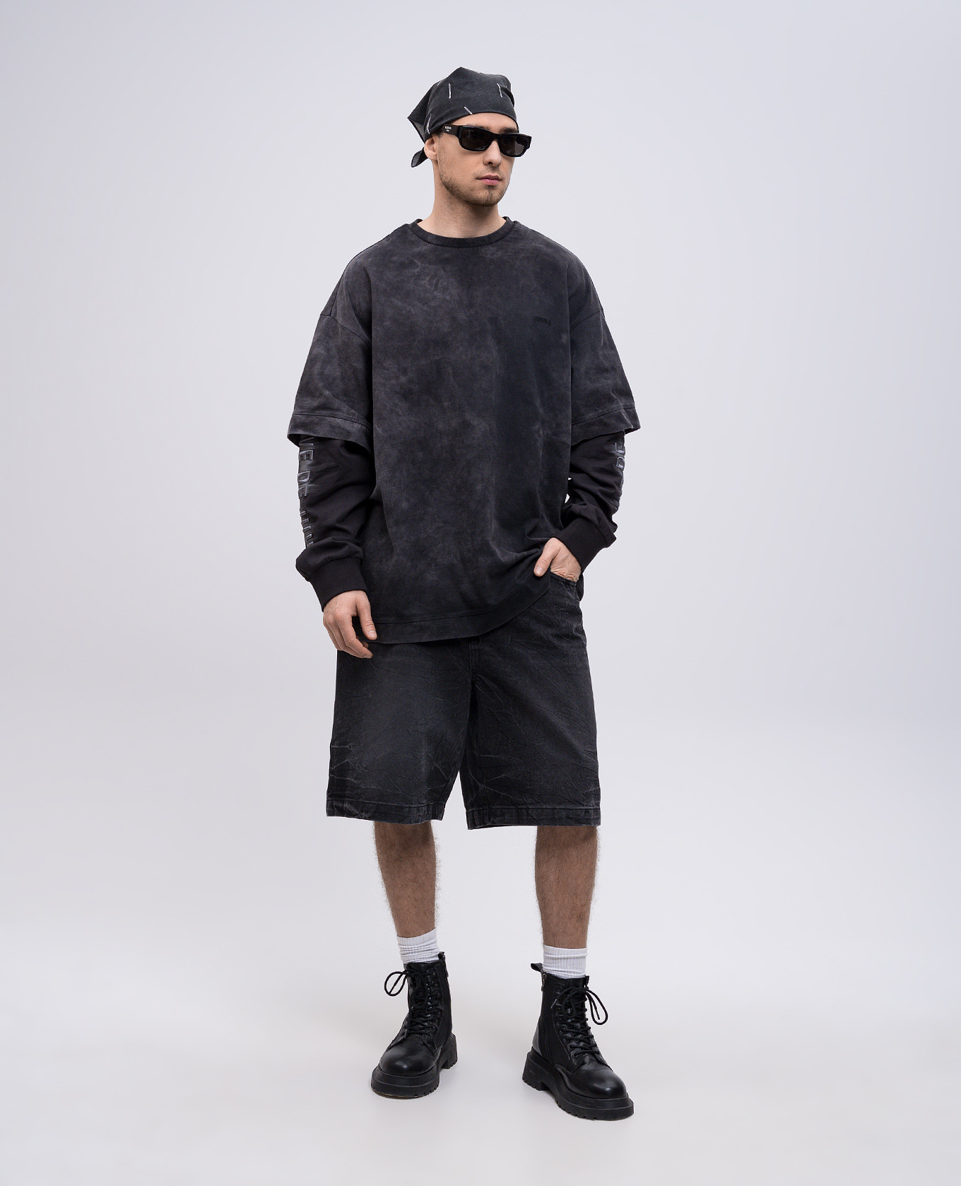 

Black denim shorts with a harvester effect Juun.j