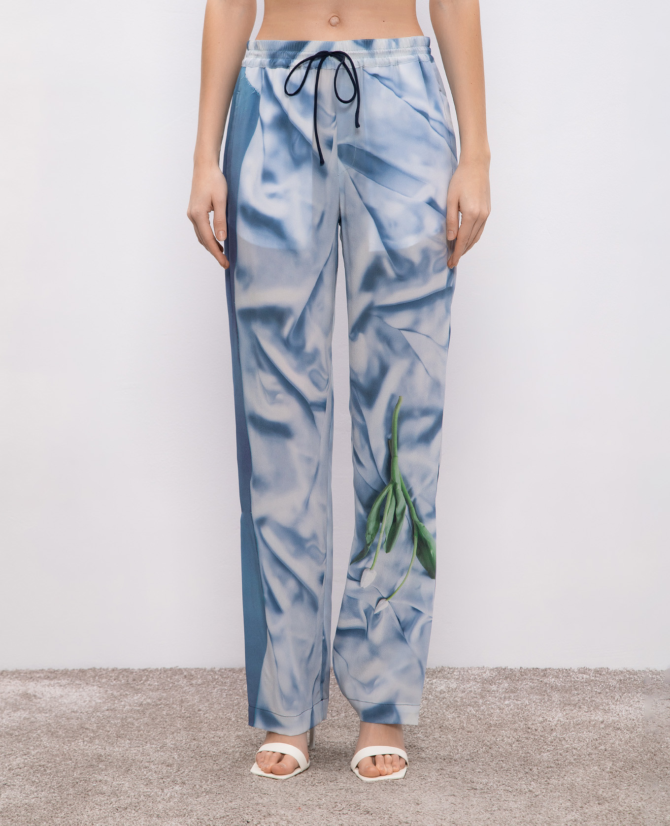 

Blue silk pants with an abstract print in a pajama style Victoria Beckham, Light blue
