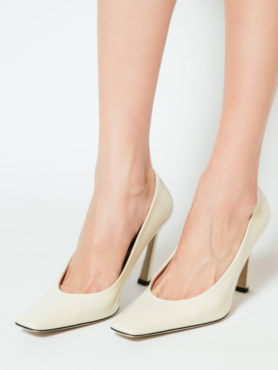 Beige patent leather shoes Juno The Attico 6