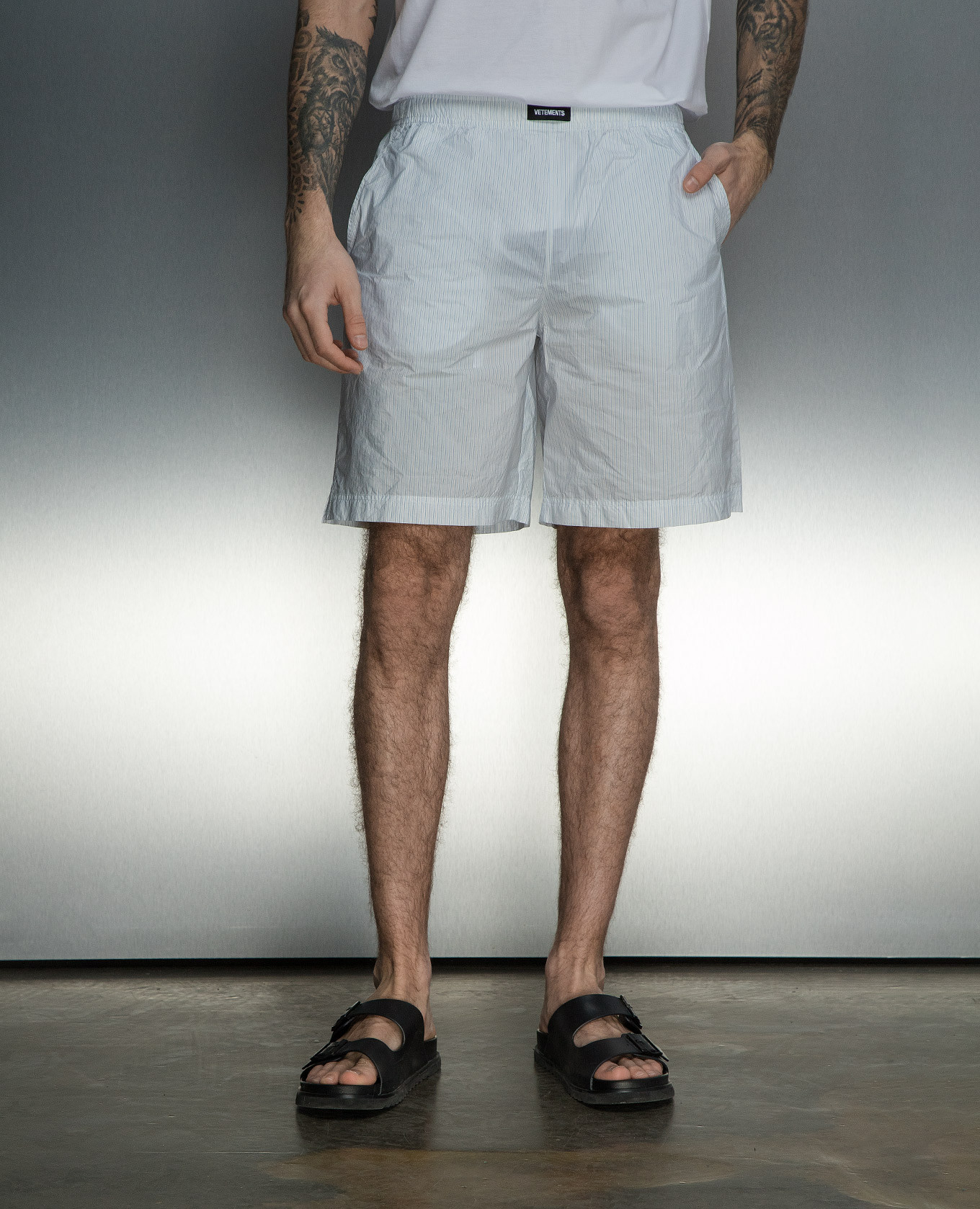 

White shorts in a stripe with a logo Vetements