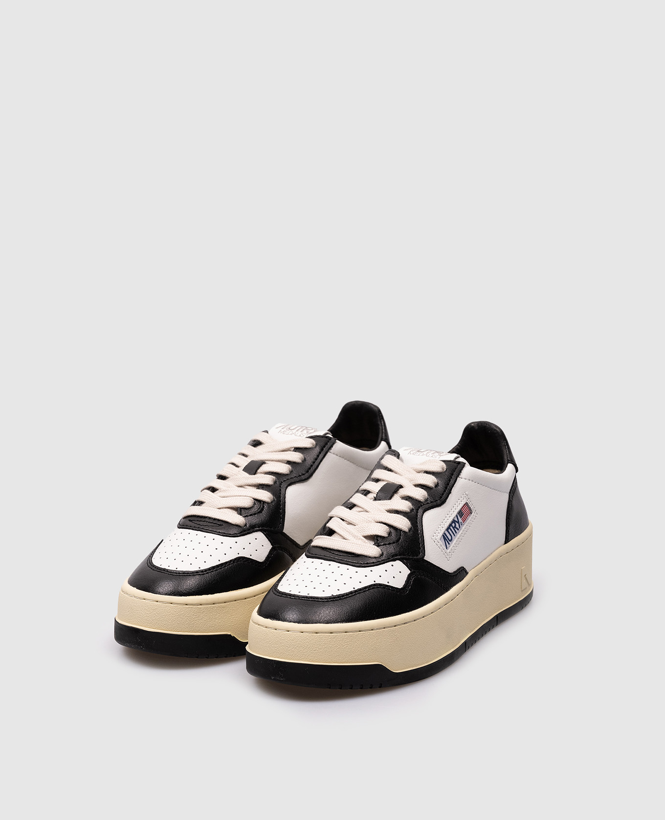 

White leather sneakers MEDALIST PLATFORM with logo embroidery AUTRY