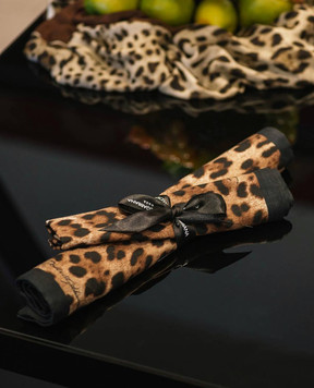 Dolce&Gabbana A set of linen napkins in an animalistic print TCGS04TCADO