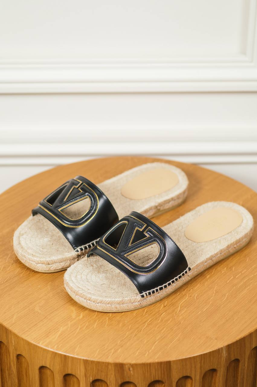 

VLogo black leather flip flops Valentino