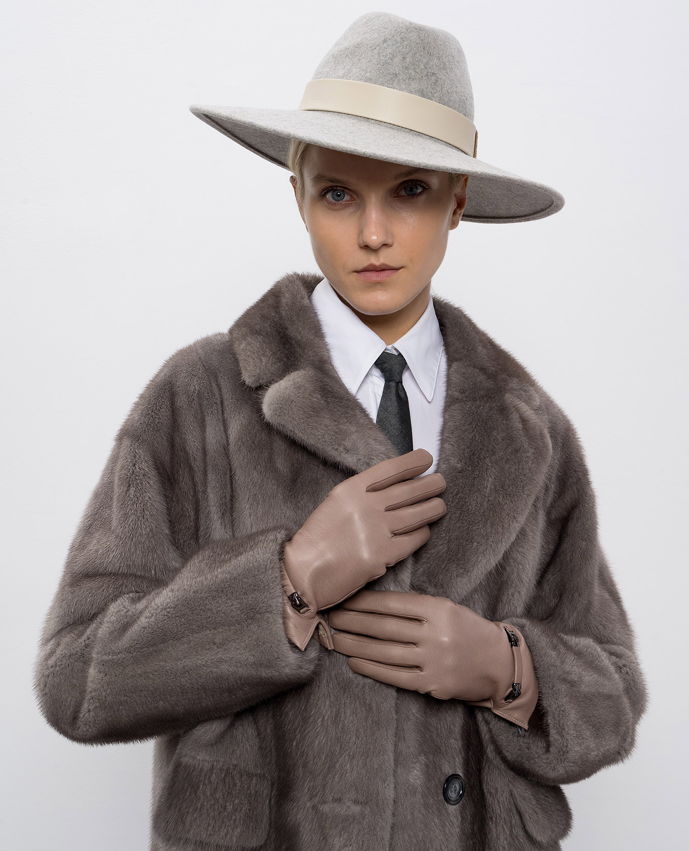 

Beige leather gloves Sermoneta Gloves