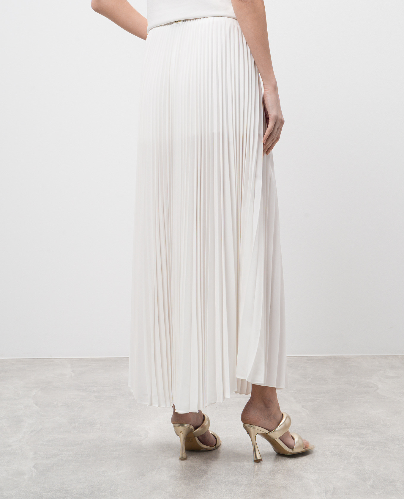 

White pleated skirt with a smell Twinset