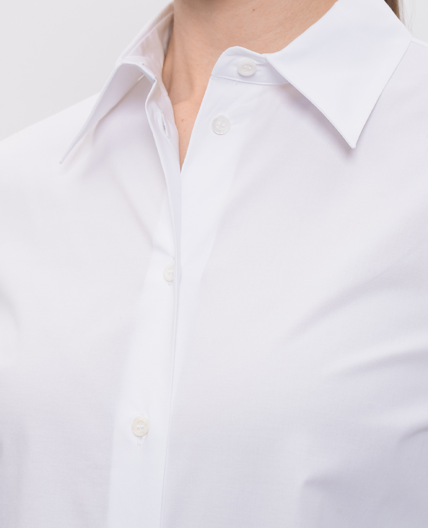 

White shirt with a monil chain Peserico