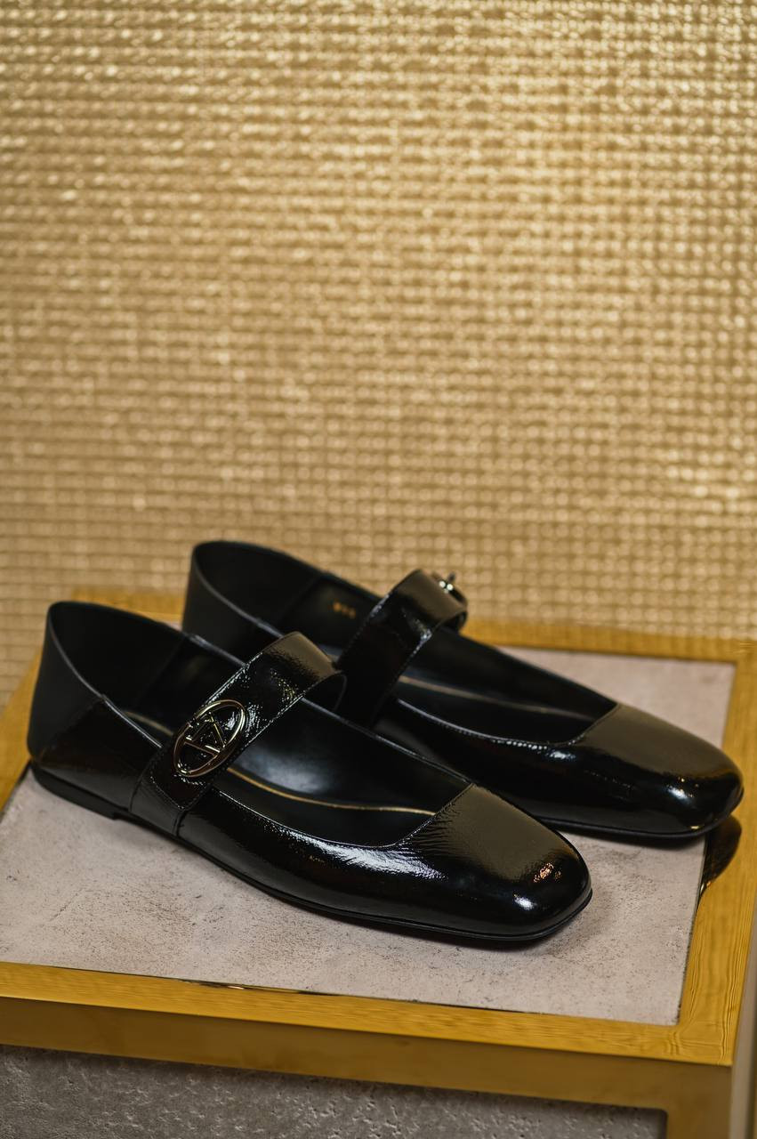 

Black patent leather ballet flats with VLogo Signature logo Valentino