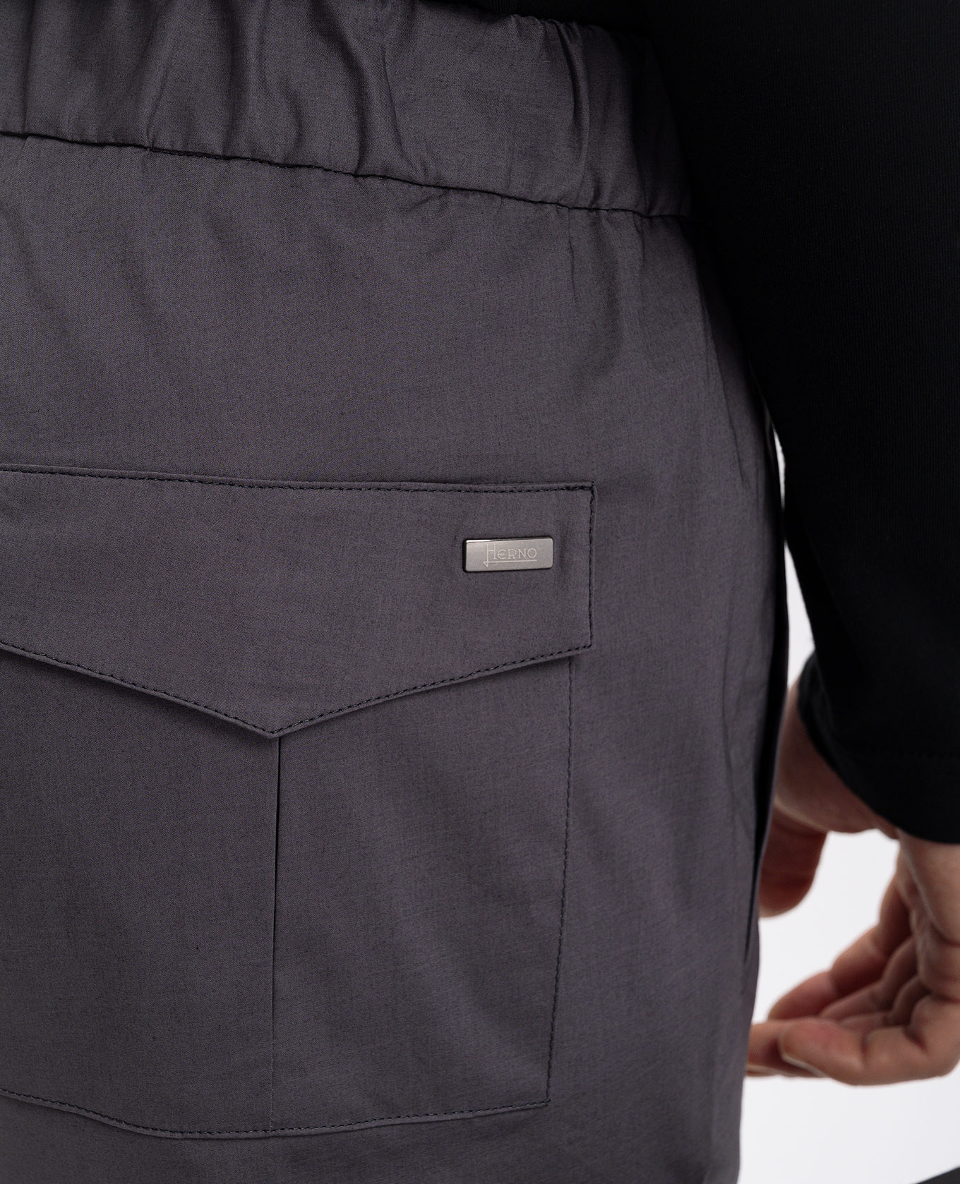 

Grey pants with metal plate with engraved logo Herno
