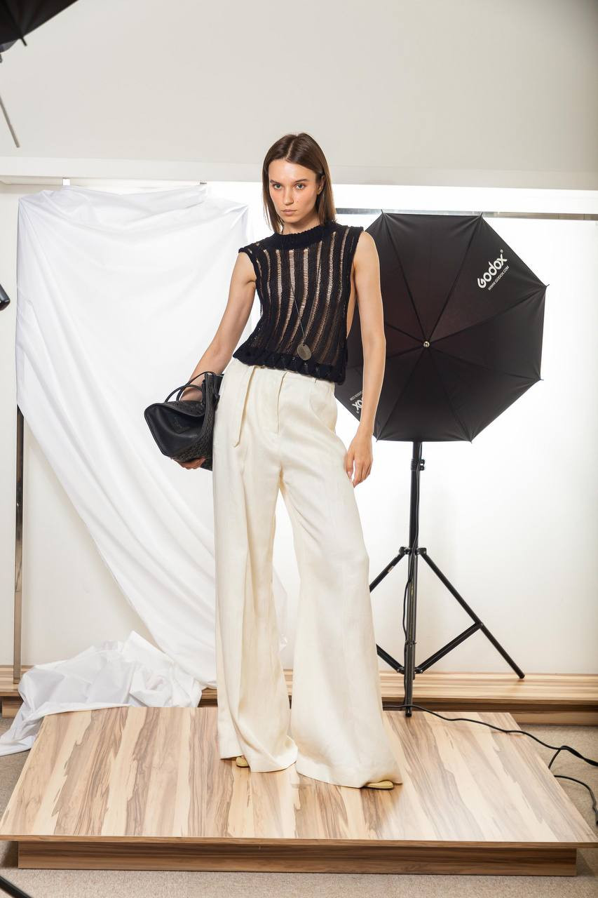 

Black top with openwork pattern Solotre