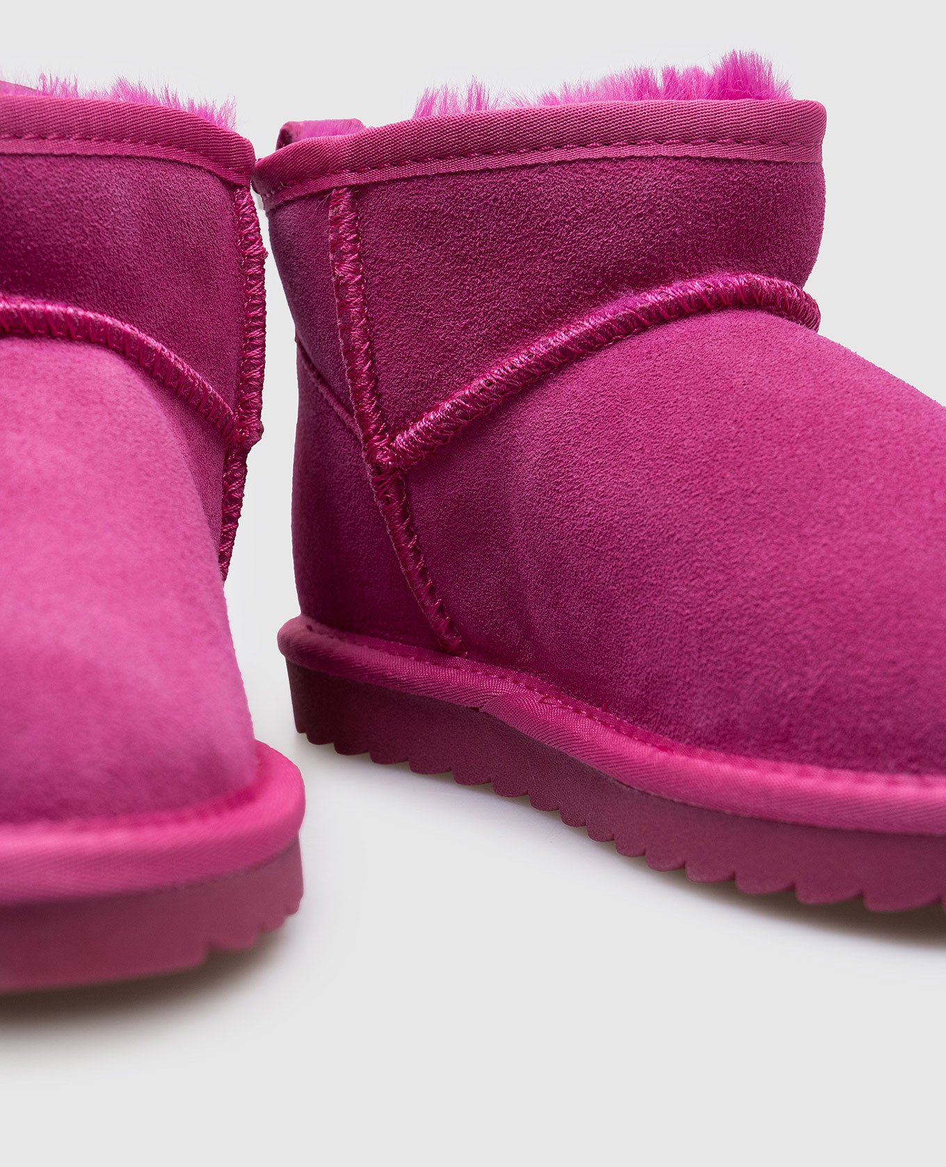 

Kids pink suede logo ugg boots Colors of california