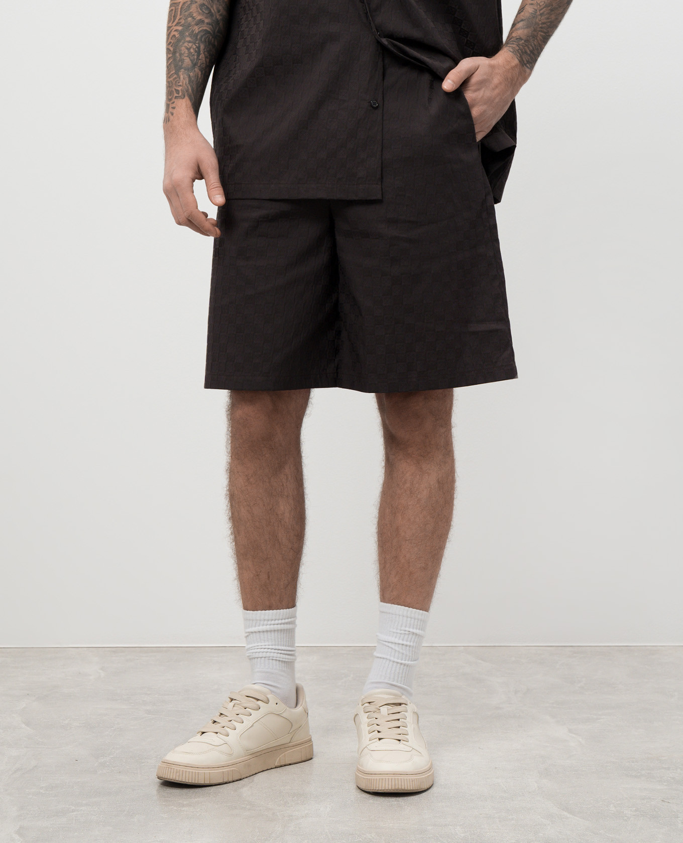 

Brown shorts with logo emblem pattern Off-White