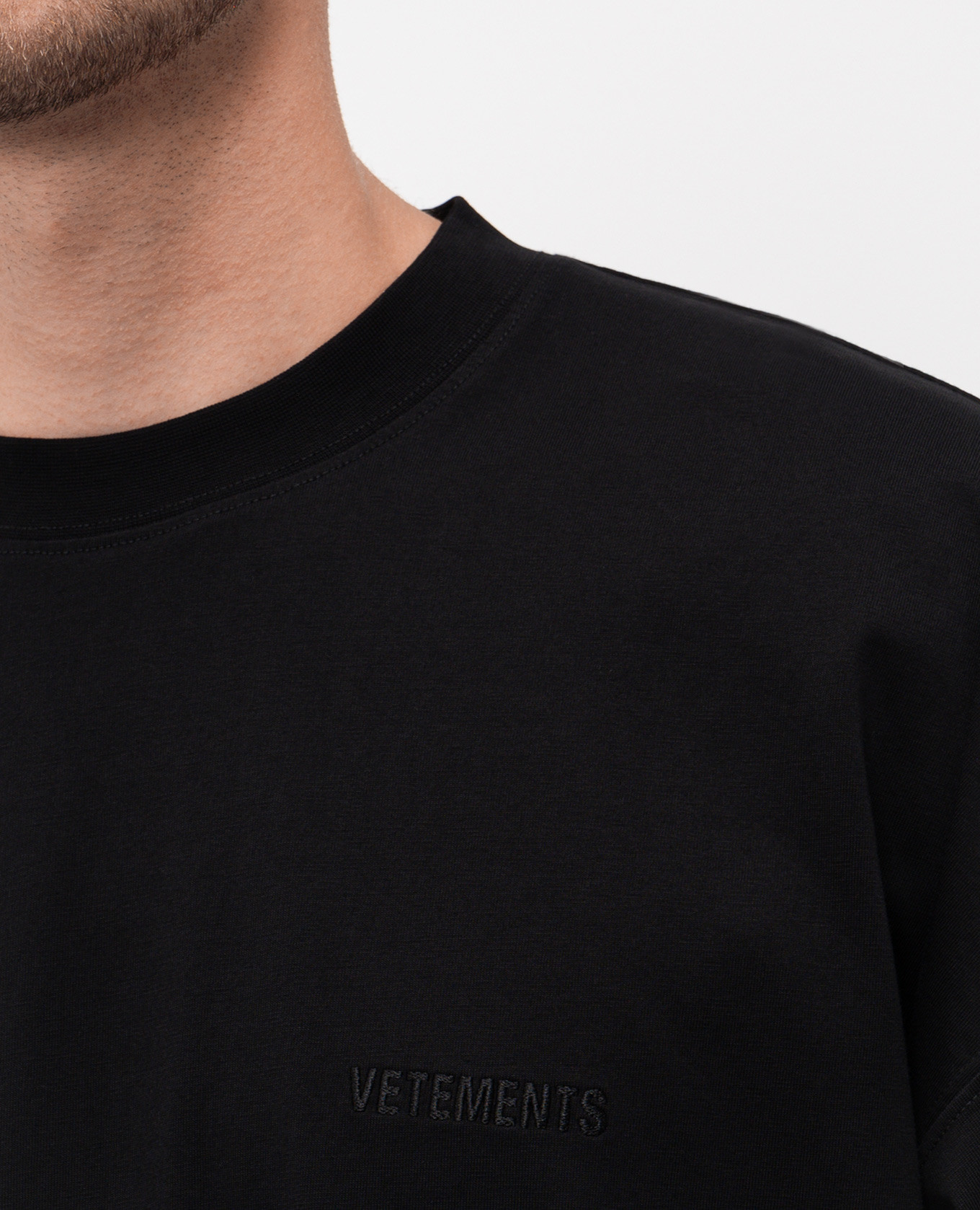 

Black T-shirt with embroidered logo Vetements