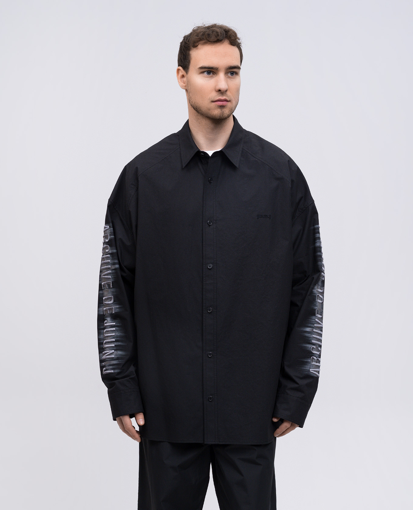 

Black shirt with textured logo embroidery Juun.j