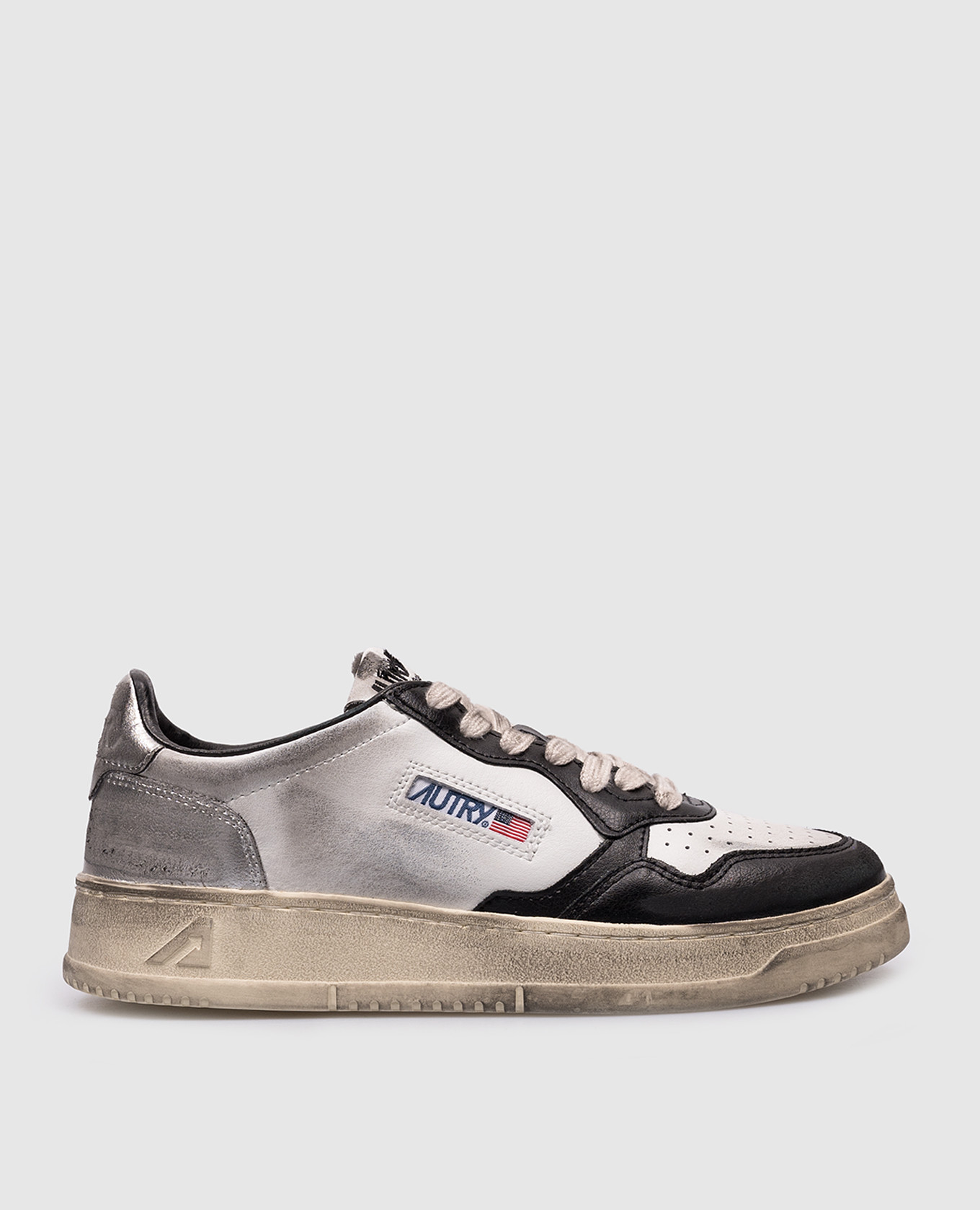 White sneakers medalist low super with a vintage effect autry